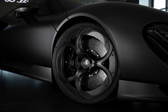 Alfa Romeo 33 Stradale “Perla Nera” destaca el nivel de personalización de la marca