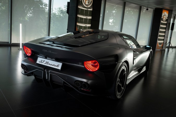 Alfa Romeo 33 Stradale “Perla Nera” destaca el nivel de personalización de la marca