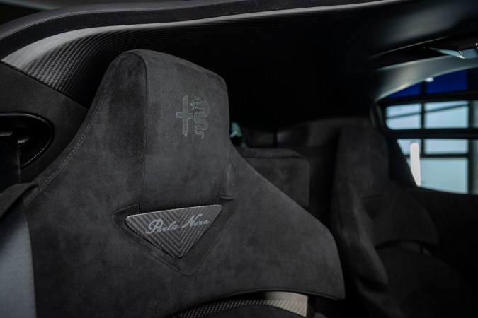 Alfa Romeo 33 Stradale “Perla Nera” destaca el nivel de personalización de la marca
