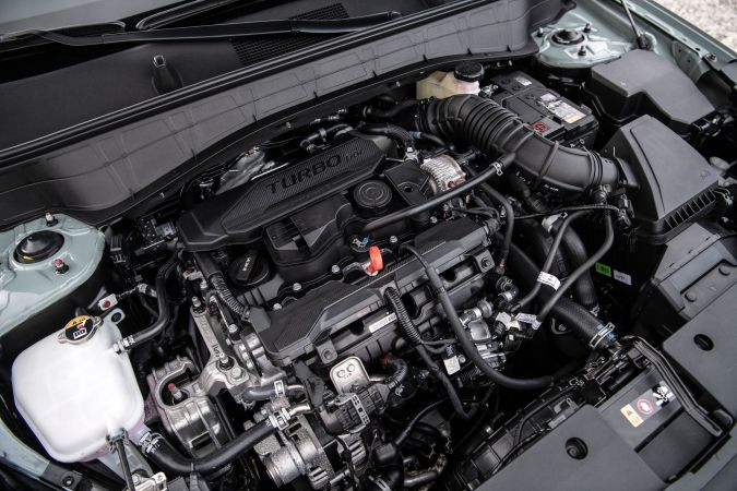 Motor turbo del Hyundai Kona 2025, con componentes mecánicos y sistema de admisión visibles.