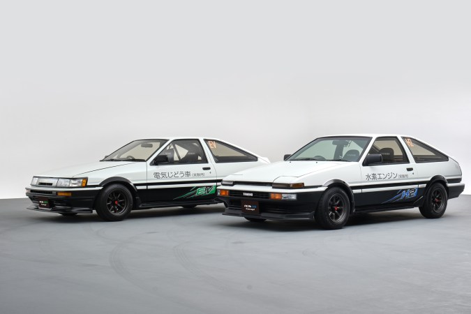 Toyota AE86 Concept EV y H2 blancos, versiones eléctrica e hidrógeno.