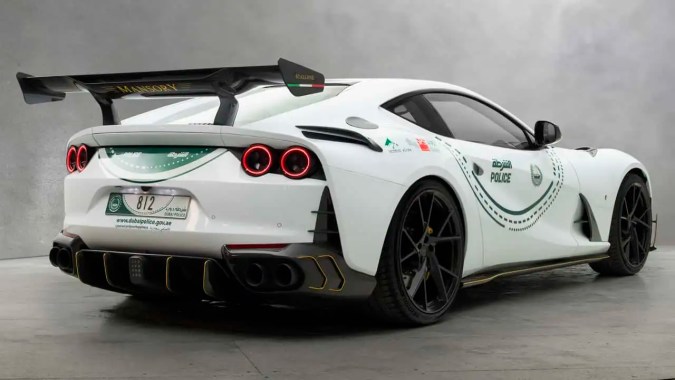 La policía de Dubái estrena un Ferrari 812 Superfast modificado por Mansory
