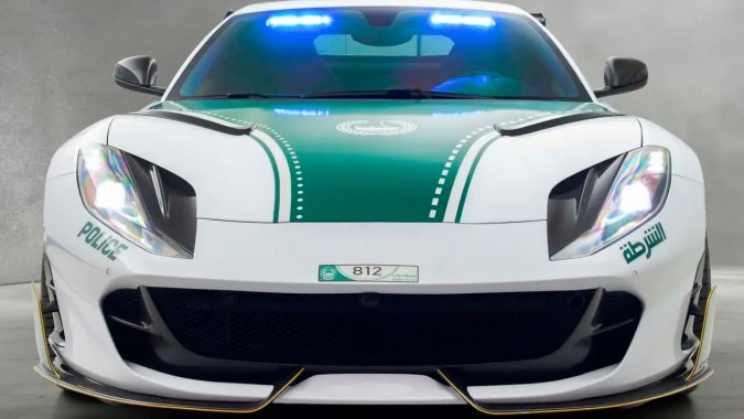 La policía de Dubái estrena un Ferrari 812 Superfast modificado por Mansory