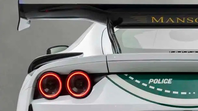 La policía de Dubái estrena un Ferrari 812 Superfast modificado por Mansory