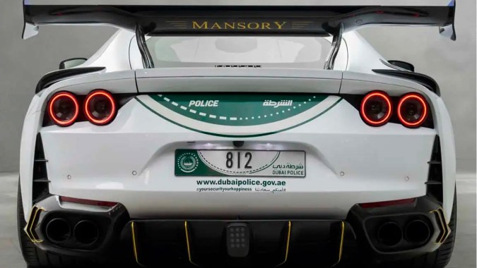 La policía de Dubái estrena un Ferrari 812 Superfast modificado por Mansory