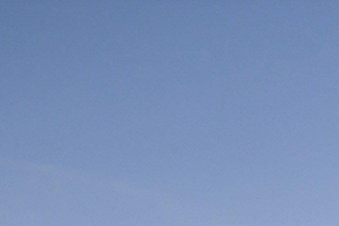 Mitsubishi Pajero 2027 visto desde atrás sobre un salar, rodeado de montañas y cielos nublados.