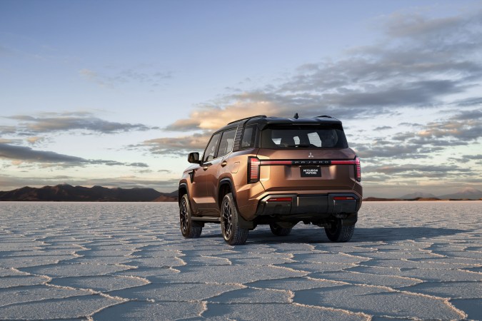 Mitsubishi Pajero 2027 visto desde atrás sobre un salar, rodeado de montañas y cielos nublados.