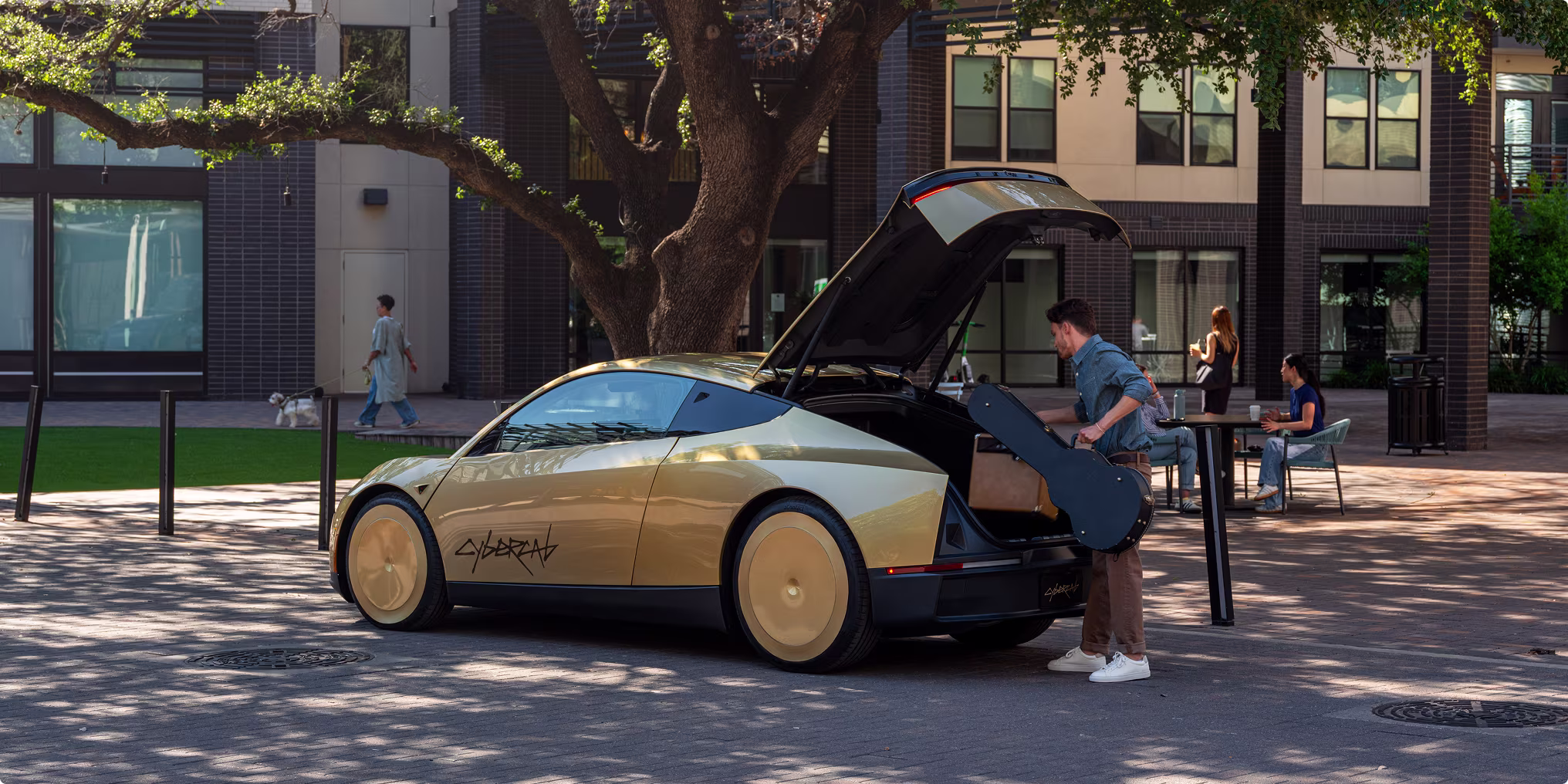 Tesla Cybercab dorado estacionado con el maletero abierto mientras una persona guarda un instrumento musical.
