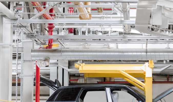 SUV eléctrico en proceso de ensamblaje dentro de una fábrica automotriz moderna.