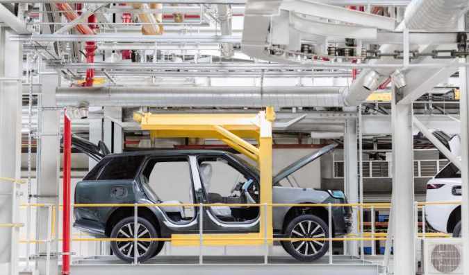 SUV eléctrico en proceso de ensamblaje dentro de una fábrica automotriz moderna.
