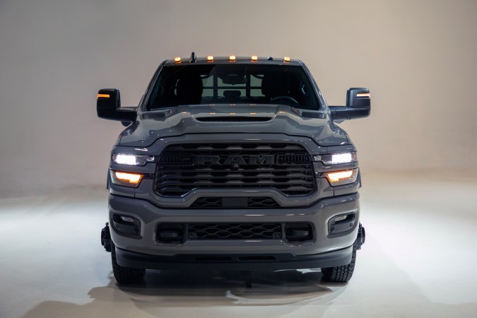 Ram Chassis Cab 2027 Night Edition le suma más agresividad
