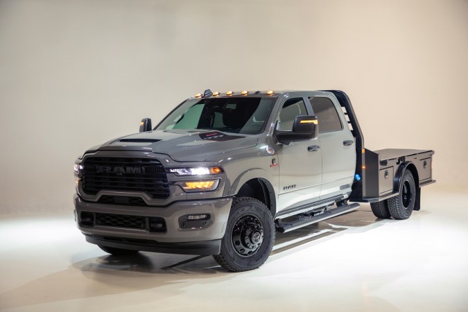 Ram Chassis Cab 2027 Night Edition le suma más agresividad