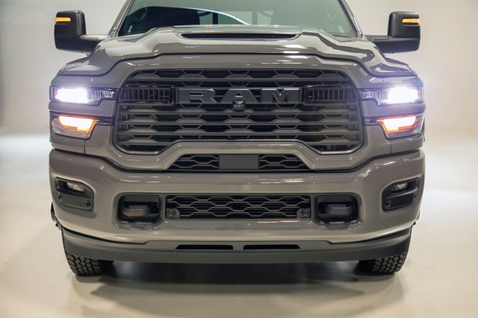 Ram Chassis Cab 2027 Night Edition le suma más agresividad