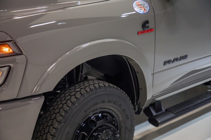 Ram Chassis Cab 2027 Night Edition le suma más agresividad