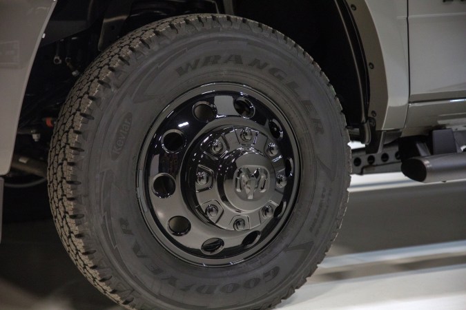 Ram Chassis Cab 2027 Night Edition le suma más agresividad