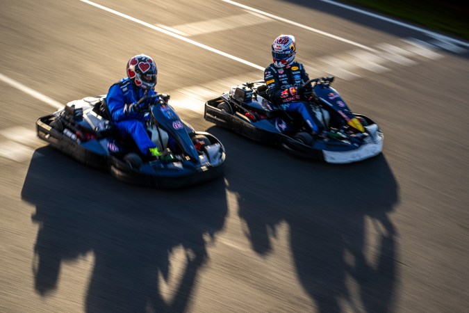Max Verstappen contra 100 karts: así ganó una carrera imposible