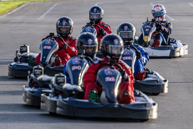 Max Verstappen contra 100 karts: así ganó una carrera imposible