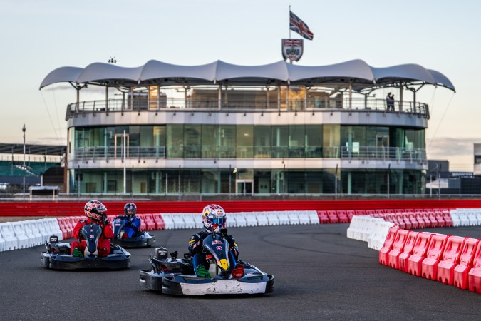 Max Verstappen contra 100 karts: así ganó una carrera imposible