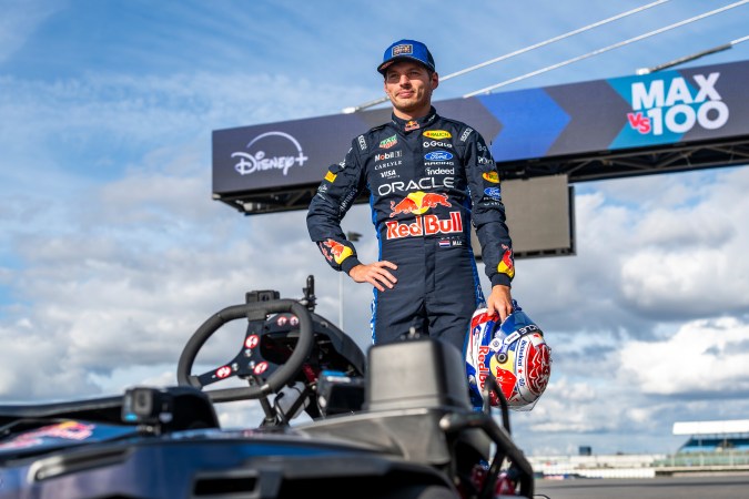 Max Verstappen contra 100 karts: así ganó una carrera imposible