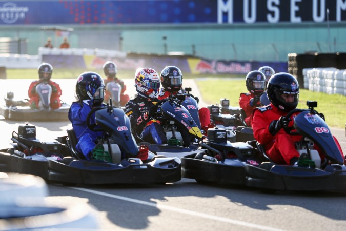 Max Verstappen contra 100 karts: así ganó una carrera imposible