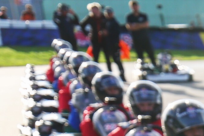 Max Verstappen contra 100 karts: así ganó una carrera imposible