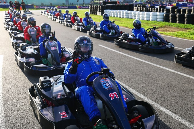 Max Verstappen contra 100 karts: así ganó una carrera imposible