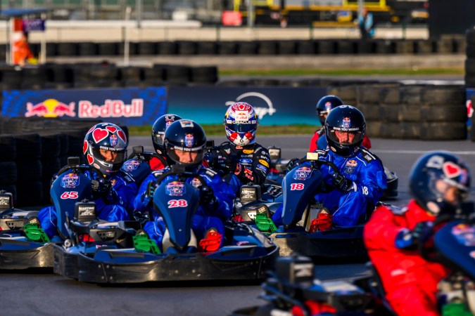 Max Verstappen contra 100 karts: así ganó una carrera imposible