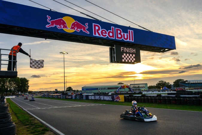 Max Verstappen contra 100 karts: así ganó una carrera imposible