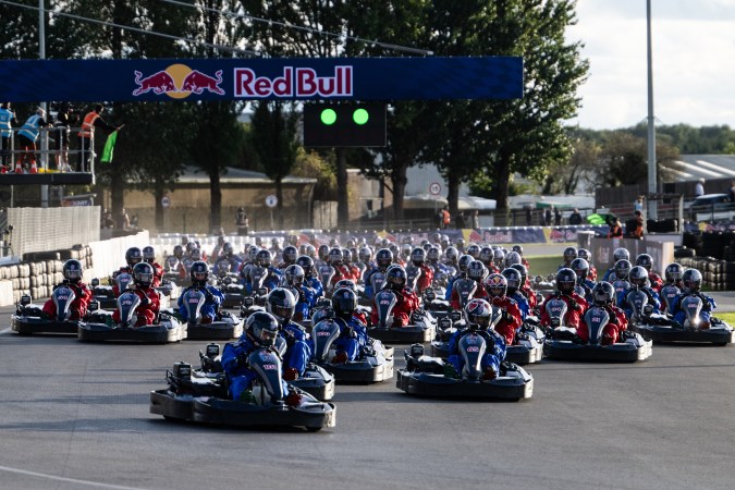 Max Verstappen contra 100 karts: así ganó una carrera imposible
