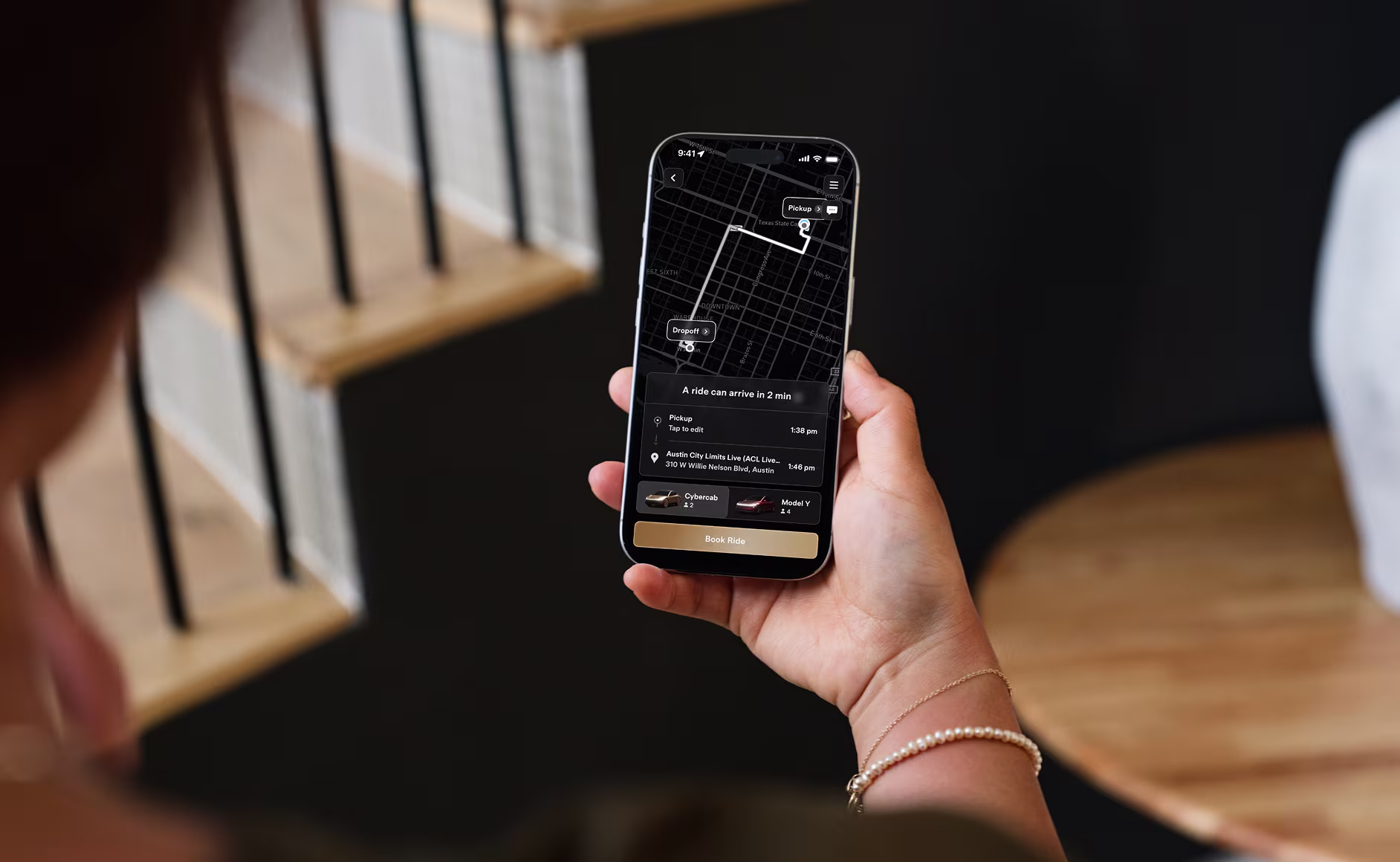 Persona reserva un viaje en Tesla Cybercab mediante una aplicación móvil con mapa y opciones de transporte.