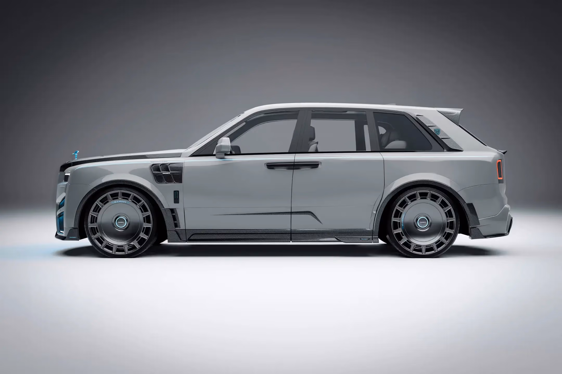 Rolls-Royce Cullinan Mansory blanco visto de perfil, con detalles en fibra de carbono, kit deportivo y llantas exclusivas.