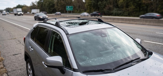 Toyota RAV4 con sunroof roto estacionado al borde de una autopista en Estados Unidos