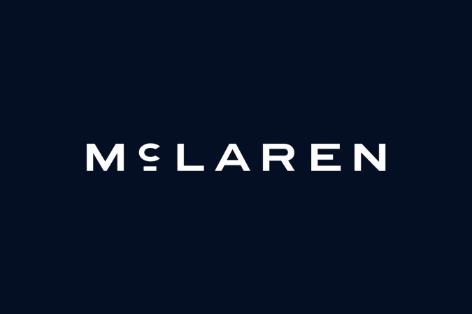 Logotipo tipográfico McLaren en blanco sobre fondo azul oscuro elegante y minimalista.