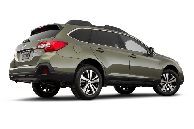 Subaru Outback 2018 verde oliva, vista trasera lateral sobre fondo blanco.