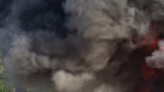 Piloto Loek Hartog combate el incendio del Ferrari del piloto Ollie Millroy tras sufrir un accidente durante una carrera automovilística en Shanghai.