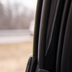 Airbags de conductor y pasajero desplegados tras accidente en interior de vehículo.
