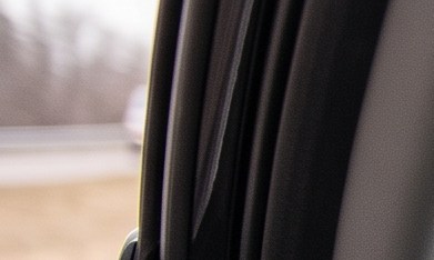 Airbags de conductor y pasajero desplegados tras accidente en interior de vehículo.
