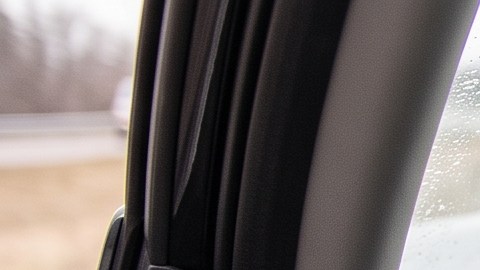 Airbags de conductor y pasajero desplegados tras accidente en interior de vehículo.