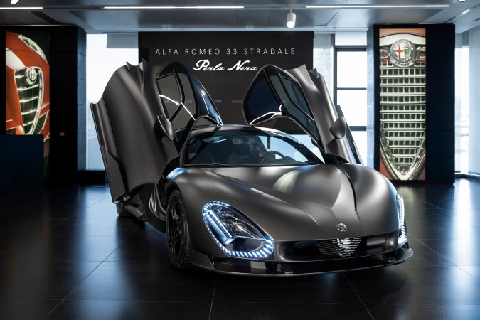 Alfa Romeo 33 Stradale “Perla Nera” destaca el nivel de personalización de la marca