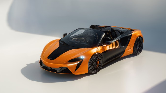 McLaren Artura Spider naranja y negro con livrea especial número 10 en estudio.