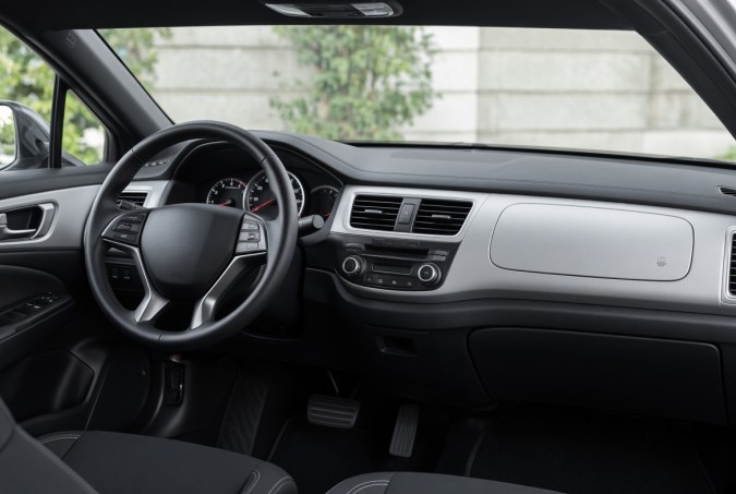 Interior de auto limpio tras cambio de airbags con volante y tablero intactos.