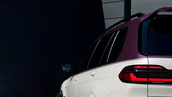 BMW X7 estrena un kit de fibra de carbono que lo resalta más