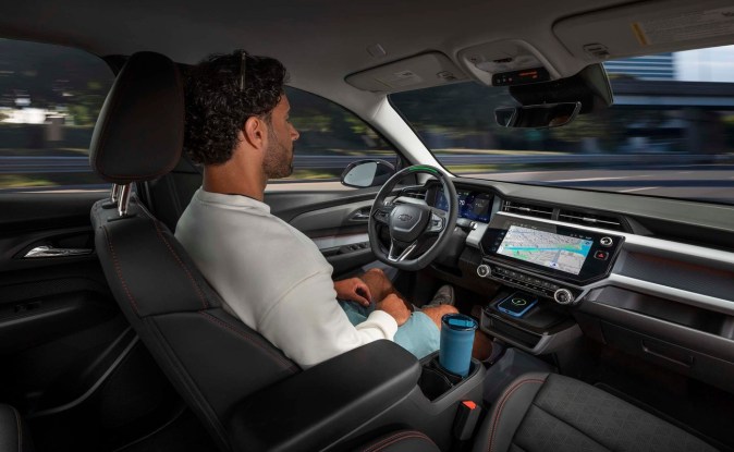 Interior del Bolt con pantallas y Super Cruise