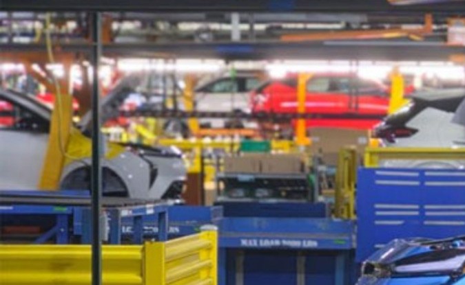Bolt EV azul en línea de ensamblaje de la planta Fairfax