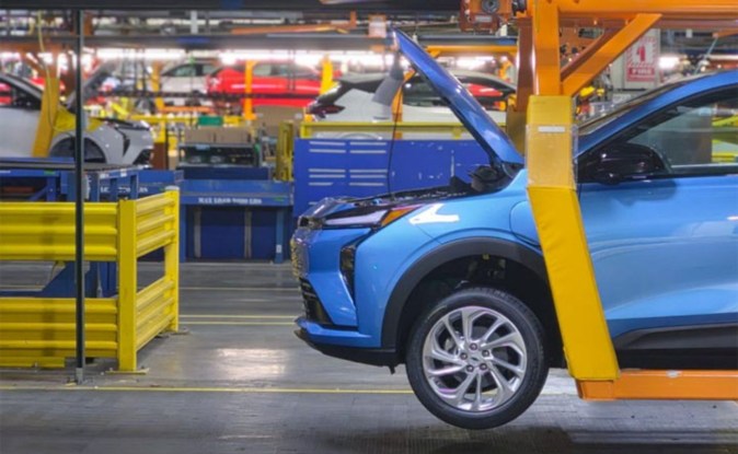 Bolt EV azul en línea de ensamblaje de la planta Fairfax