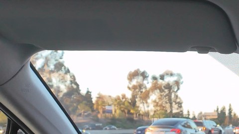Vista desde el habitáculo con Comma Four en el parabrisas circulando por una autopista