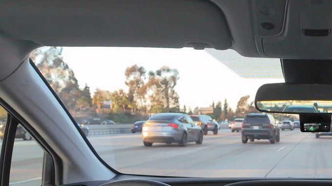 Vista desde el habitáculo con Comma Four en el parabrisas circulando por una autopista