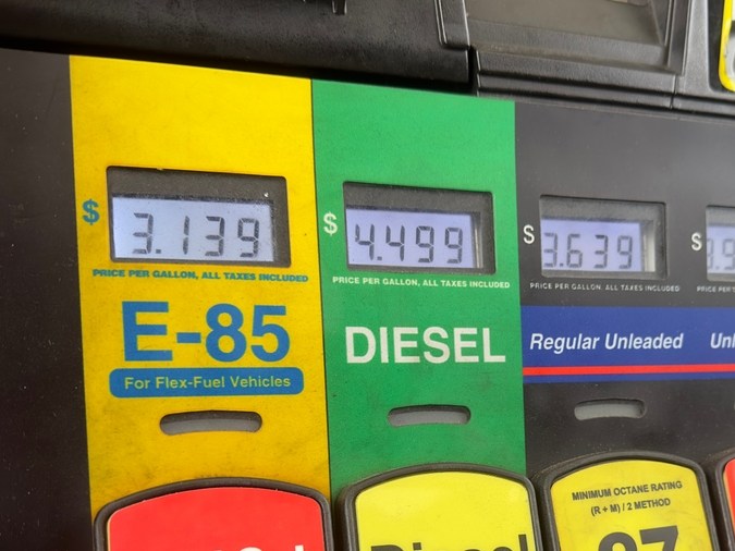 Bomba de gasolina muestra los precios de diésel, E85 y combustible regular, con varios productos agotados.