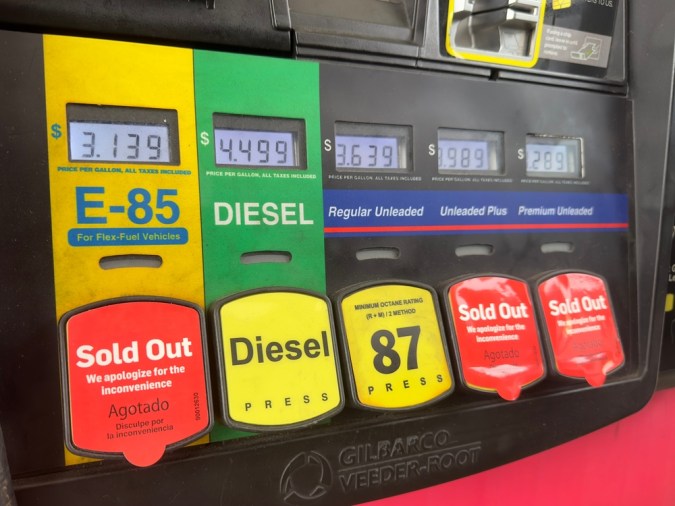 Bomba de gasolina muestra los precios de diésel, E85 y combustible regular, con varios productos agotados.