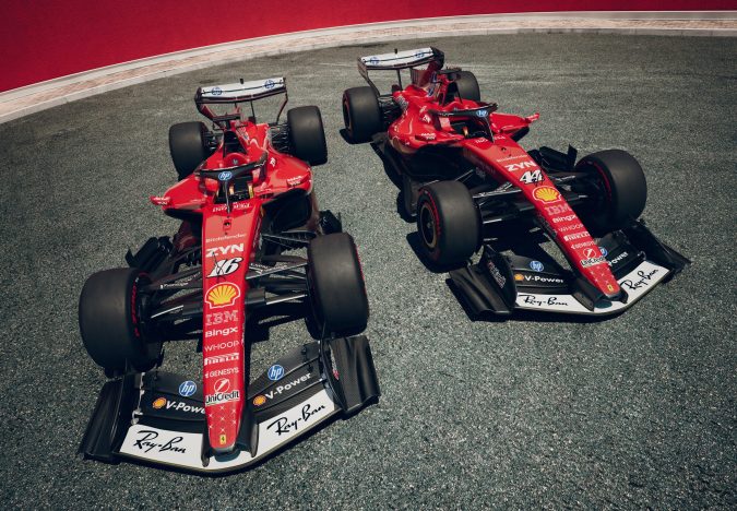 Dos monoplazas Ferrari F1 rojos en pista Monza, diseño 2026, números 16 y 44, logos Shell HP Ray-Ban.